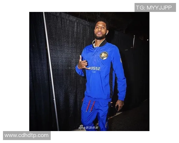 欧美足球球星街头穿搭时尚解析 展现运动与潮流完美融合